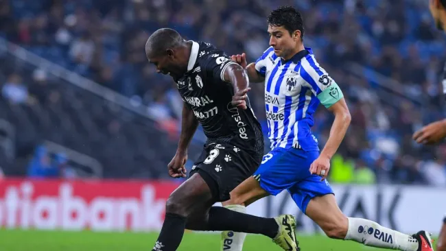 Exjugador de Liga MX da cachetada a su compañero en pleno partido