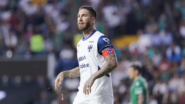 ¡Se encienden las alarmas en Rayados! Sergio Ramos abandonó el duelo por lesión