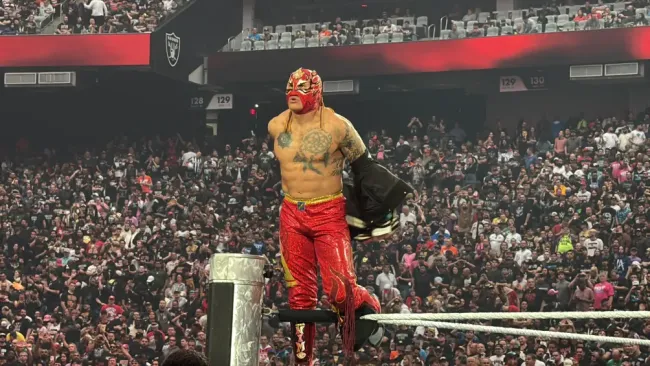 Triple H animó a Rey Fénix tras debut en Wrestlemania