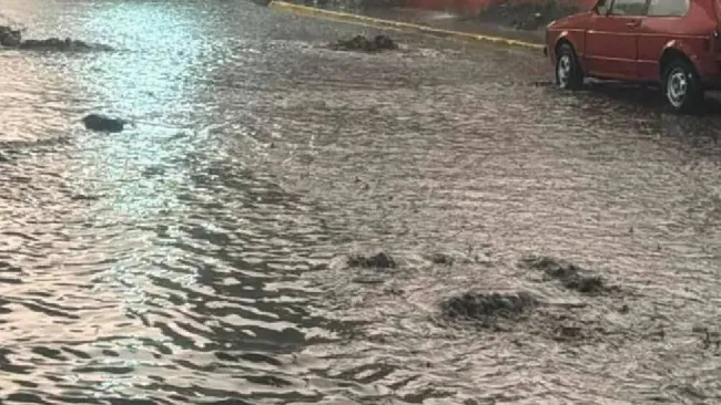 Fuertes lluvias provocan inundaciones en CDMX y Edomex
