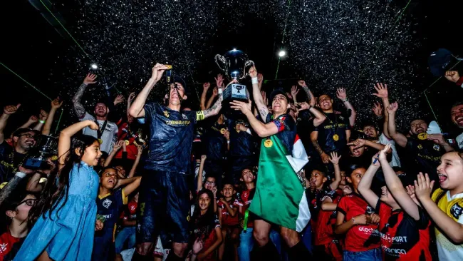 Festejo del tricampeonato de Savage