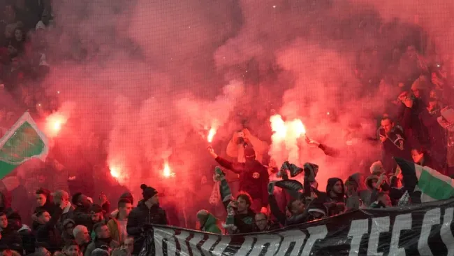 Suspenden encuentro entre Saint-Étienne vs Lyon tras agresión de un aficionado al abanderado