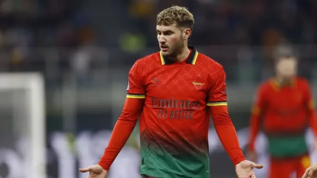 Santiago Giménez no es el tercero en jerarquía en AC Milan