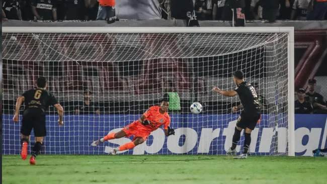 Leo Fernández falla penalti y deja ir el triunfo de Peñarol ante Olimpia
