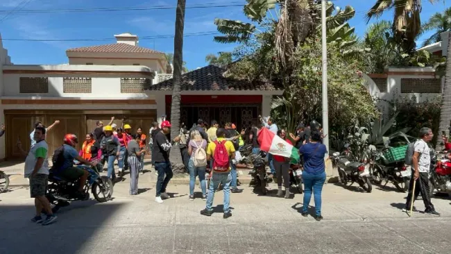 Mazatlecos se manifiestan fuera de la casa del extranjero que corrió a obrero mexicano 