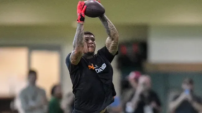 Arroyo se convierte en la tercera elección del Draft para los Halcones Marinos