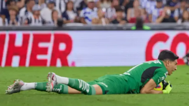 Afición de Rayados explota contra Esteban Andrada: 'Eres un pin... payaso, lárgate'