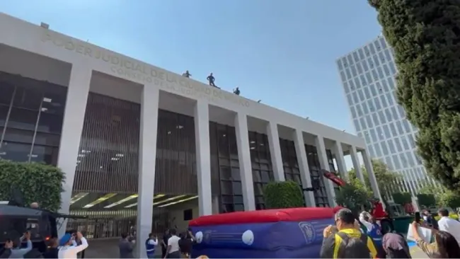 VIDEO: Hombre se avienta en simulacro de sismo y acaba lesionado en el Poder Judicial de la CDMX