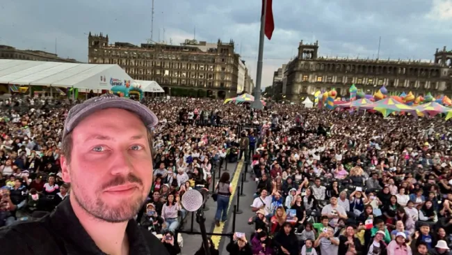 El director de cine aprovechó para tomarse una selfie con todo el público.