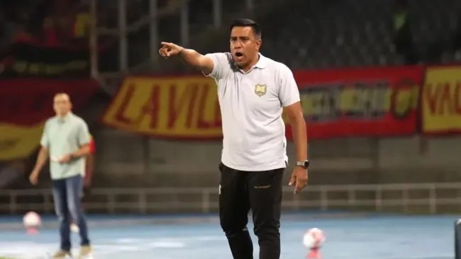 César Farías, técnico de Junior de Barranquilla, se enfrenta a periodista en conferencia