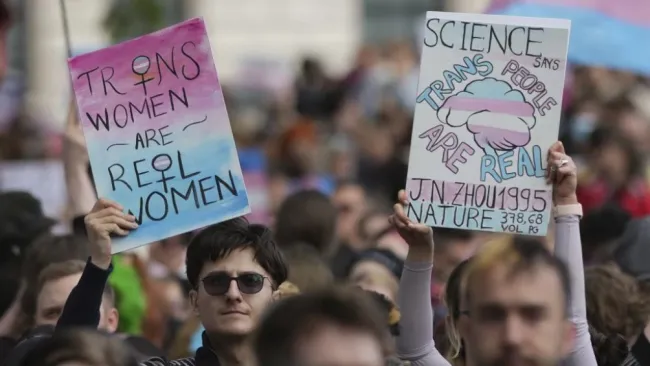 Tribunal prohíbe a mujeres transgénero jugar en equipos femeninos de futbol en Inglaterra