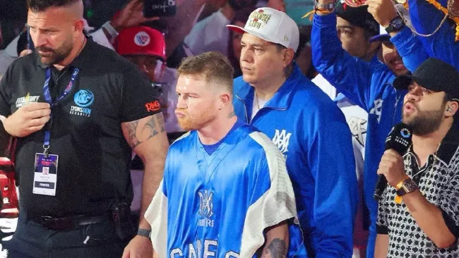 Luis R. Conriquez acompañó al Canelo 