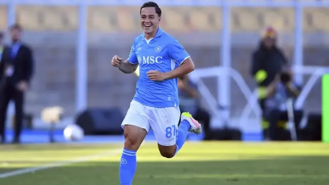 Napoli vence a Lecce en medio de bengalas y se aleja seis puntos de Inter de Milán