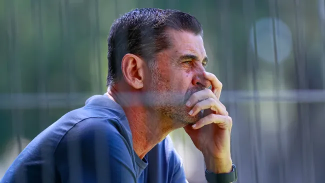 Fernando Hierro, ex directivo de Chivas, fue captado en pelea de Canelo