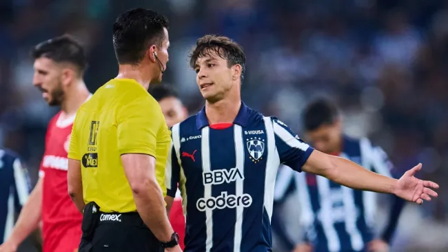 ¿Perjudican a Rayados? Polémica decisión arbitral durante el Monterrey vs Toluca