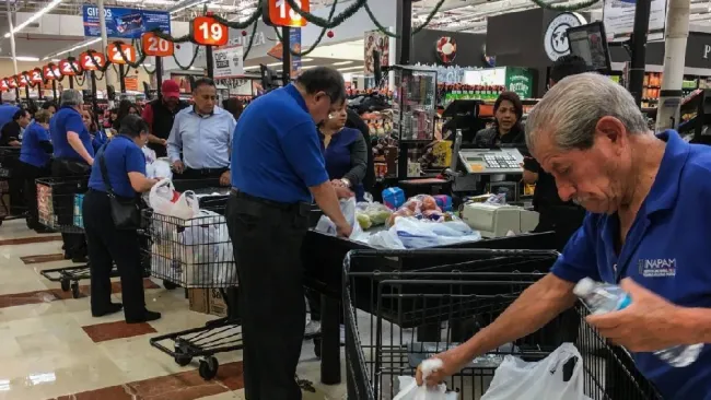 Salario mínimo para “cerillos” de supermercado y despachadores de gasolina: Esto se sabe