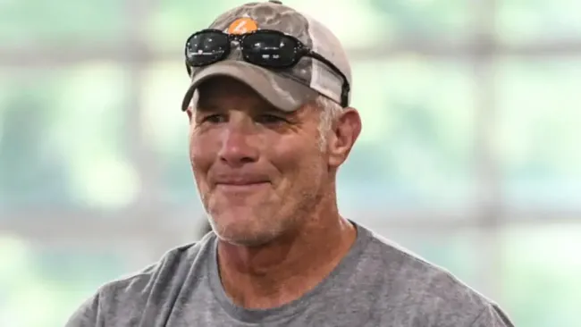 Demanda por difamación de Brett Favre contra el auditor de Mississippi seguirá adelante