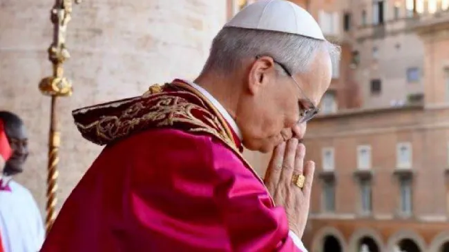 El Papa León XIV conmueve al mundo: firma la Biblia de una niña en su primer acto como Pontífice