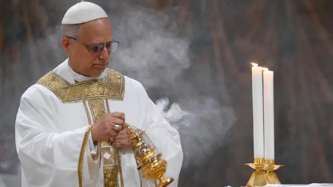 El líder de la Iglesia católica llegó cargando una cruz a la Capilla Sixtina.