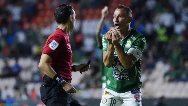 Polémica arbitral en el León vs Cruz Azul: exárbitros señalan penal no marcado a favor de la Fiera
