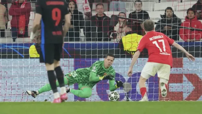 Hansi Flick bromea sobre la adicción al tabaco de Wojciech Szczesny: “Es más tranquilo así”