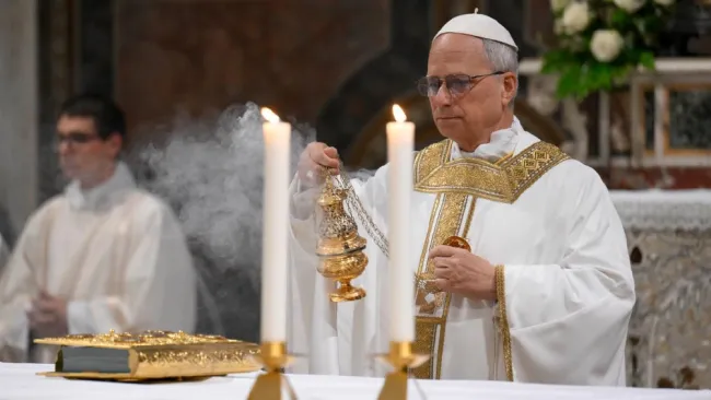 El Santo Padre volvió a recordar a su antecesor en una misa fuera del Vaticano.