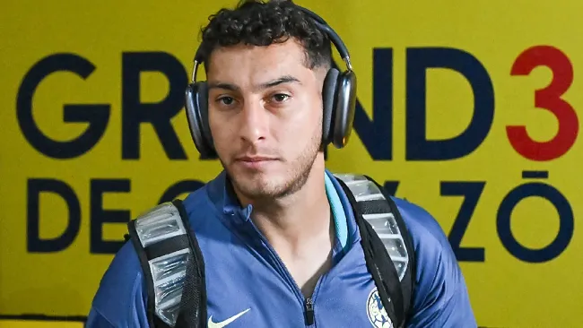 Así atiende Sebastián Cáceres a su novia 