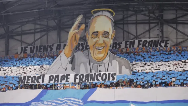 ¡Homenaje hasta el cielo! Olympique de Marsella lanzó un tifo en honor al Papa Francisco