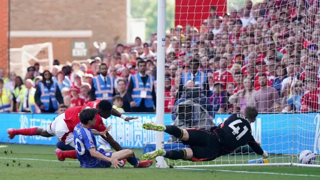 Awoniyi, delantero del Forest, fue puesto en coma inducido tras cirugía urgente