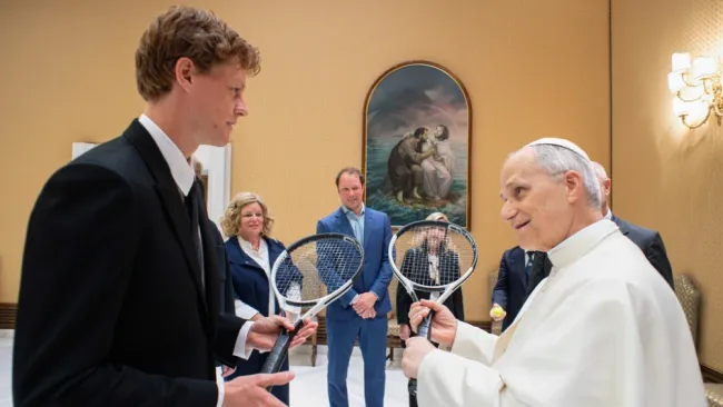 El Papa León XIV se encuentra con Jannik Sinner; el número uno del mundo le regala una raqueta