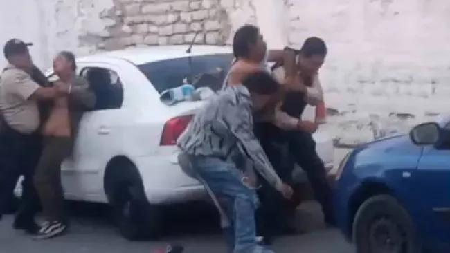VIDEO: Jóvenes alcoholizados agreden a policías en calles de Edomex