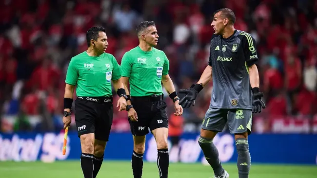 Nahuel Guzmán muestra su molestia ante los abanderados tras gol anulado de Tigres
