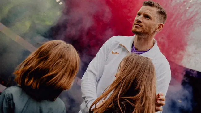 ¡Emotivo! Hija de Jan Vertonghen sujeta el tablero para despedida de su padre