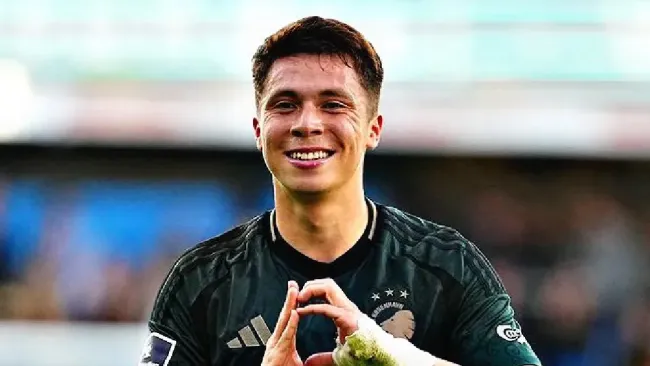 “Free Huescas” se hizo presente después del gol del mexicano con Copenhague