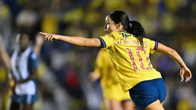 Scarlett Camberos presume el escudo del América a jugadoras de Chivas en partido amistoso