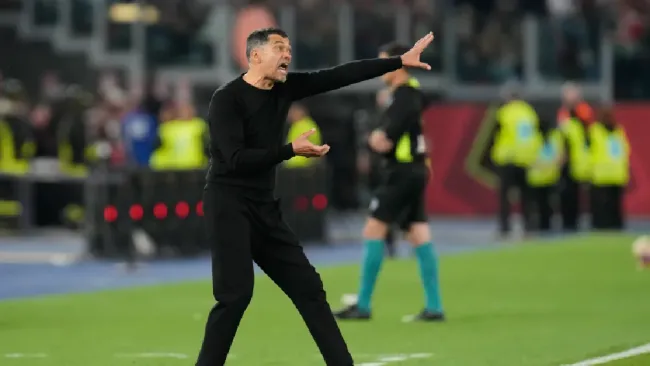 Sérgio Conceicao cuestiona expulsión de ‘Santi’ Giménez; argumenta una jugada similar no sancionada en Coppa Italia