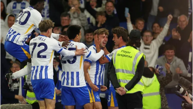 Brighton vence al campeón Liverpool con gol de último minuto de Jack Hinshelwood