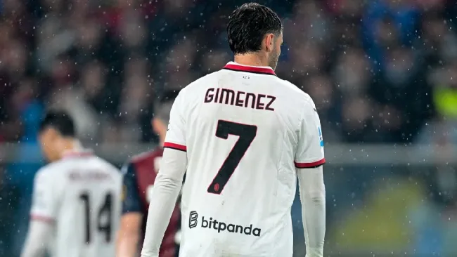 ¿Cuántas expulsiones suma en su carrera Santiago Giménez?