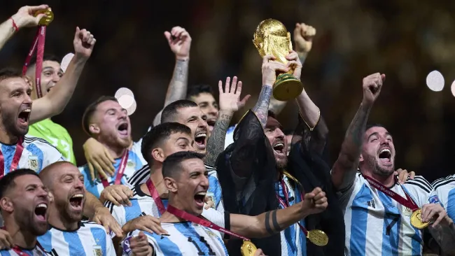 Aczino se roba el show en la Liga Bazooka con una provocación a Argentina