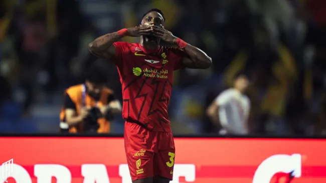 Julián Quiñones impulsa goleada 