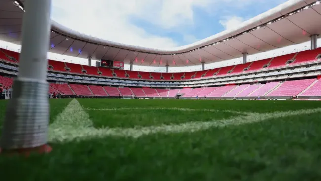 Presentan avance en la renovación del césped del Estadio Akron previo a Mundial 2026