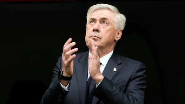 Afición de Real Madrid despide con tifos a Modric y Ancelotti; 'Carleto' derramó lágrimas