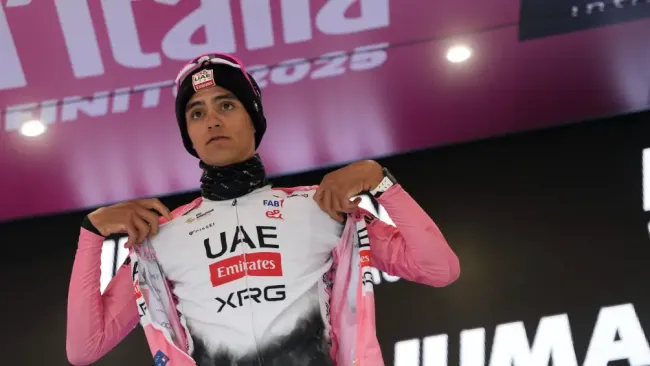Isaac Del Toro amplía su ventaja en el Giro de Italia en medio del caos