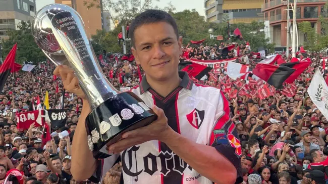 El artista compuso varias canciones para su equipo de futbol.