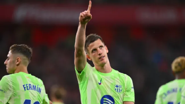 Barcelona despide con abrazos a árbitro