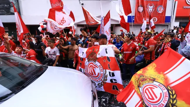 Sujeto es captado orinando en las inmediaciones del Estadio Nemesio Diez
