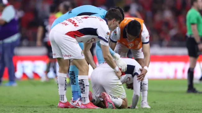 Aficionados ‘revientan’ a Chivas