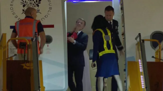 VIDEO: Presidente francés Macron recibe bofetada de su esposa 