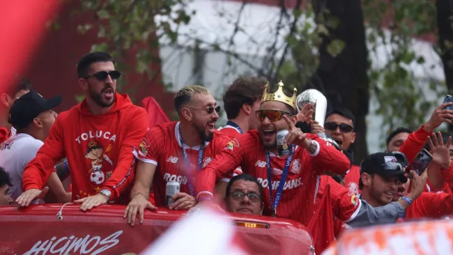Jugadores de Toluca festejan con 'beso grupal' el campeonato