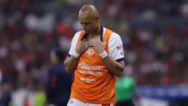 Javier Hernández se somete a cirugía y queda fuera de Chivas por unos días